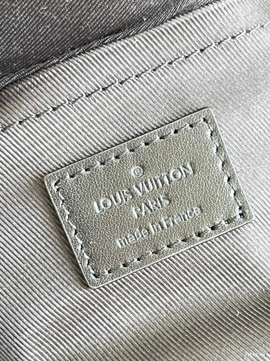 S VUITTON LOCK LOUIS MESSENGER 0819